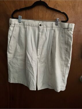 Men's Flat Front Pleated Shorts in Cream